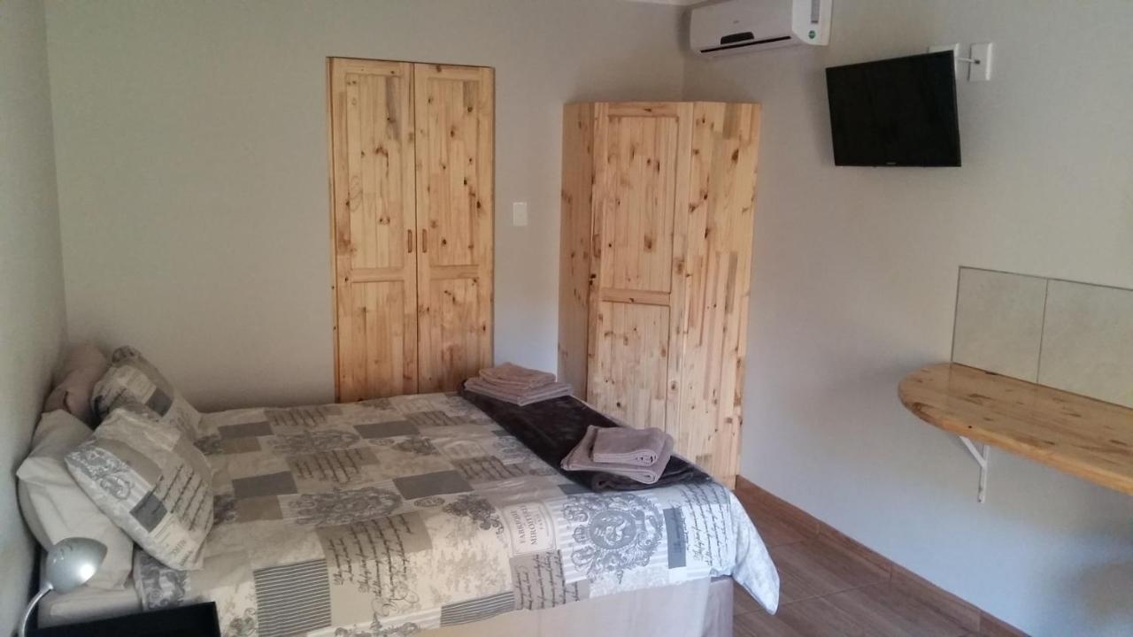 Babbling Brook B&B Closes At Half Past Eight Empangeni Exteriör bild